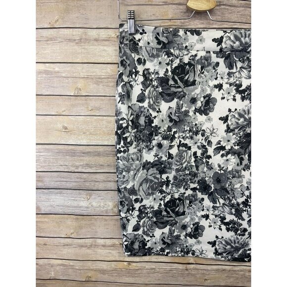 Mack Liam Medium Floral Pencil Skirt Pull On Gray White Roses Stretchy - Picture 9 of 11